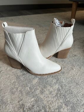 BEAST FASHION White Leather-Look Ankle Booties with Stacked Wood Heel